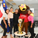 Rufo, la mascota de los Leones, visita Listín Diario con todo y trofeo