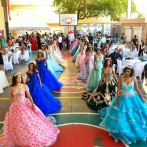 Celebran quince años a veintiún adolescentes de escasos recursos