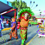 Desfile del Carnaval llena de colores el malecón DN