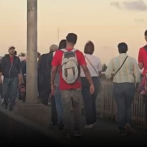 Usuarios del Metro cruzan el puente de la 17 a pie para llegar a sus hogares