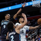 Spurs superan a Detroit en choque entre los equipos más en forma de la NBA