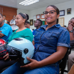 Asociación entrega 2,500 cascos a motoristas para reducir secuelas por accidentes