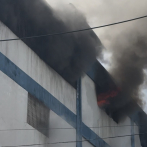 Bomberos siguen luchando para sofocar incendio en el cuarto piso de Almacenes Garrido