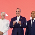 Abinader recibe su nueva licencia de conducir; el sistema de datos pasa a ser propiedad del Estado