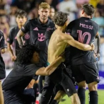 Hincha accede al terreno y derriba a Lionel Messi
