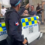 Policía rastrilla arma de fuego a periodistas en cobertura de guardería en SDE