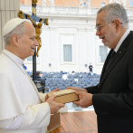 El Papa recibe réplica Piedra angular de Catedral Primada de América