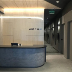 Duchas y camas en el aeropuerto de Miami