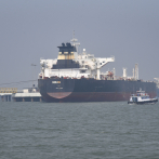 Barcos iraníes abren fuego contra un petrolero en el estrecho de Ormuz