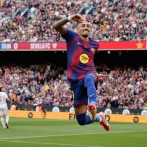 Barcelona, con triplete de Raphinha, vence 5-2 al Sevilla y sigue 4 puntos sobre Madrid