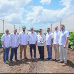 Abinader visita finca tabacalera 