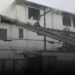 Bomberos tienen más de 10 horas combatiendo incendio en almacén de Banreservas