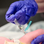 No son solo las vacunas: En EEUU aumenta el escepticismo hacia otros cuidados para recién nacidos