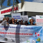 Profesionales de la Salud protestan frente al Robert Reid Cabral en demanda de reivindicaciones