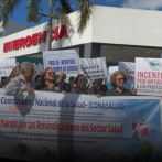 Profesionales de la Salud protestan frente al Robert Reid Cabral en demanda de reivindicaciones
