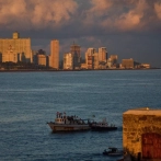Llega el primer barco con ayuda internacional
