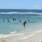 Pese a amenazas de lluvia, bañistas disfrutaron de playas en La Romana