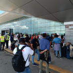 Pasajeros varados en el AILA protestan y piden respuestas