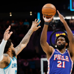 Embiid y George lideran remontada de los 76ers sobre los Hornets