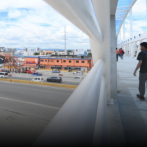 Personas cruzan el nuevo puente del kilómetro 9 de la autopista Duarte