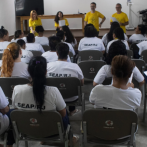 Una puerta a la libertad: reclusos encuentran alivio y reducen sus condenas mediante la lectura