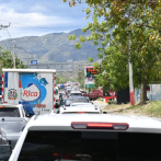 Traslado masivo de personas hacia el sur provoca taponamiento en carretera Sánchez