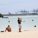 Boca Chica recibe bañistas en un Jueves Santo marcado por un clima gris
