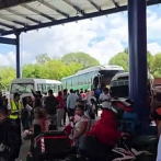 Gran flujo de personas en las diferentes paradas del transporte interurbano por la Semana Santa