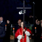 León XIV recupera la tradición de portar la cruz en multitudinario viacrucis en el Coliseo