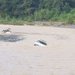 Crecida repentina de río Nizao arrastra vehículos en Rancho Arriba de Ocoa