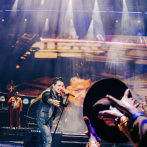 Entre sombreros y la euforia de los dominicanos, Nodal se presentó en un Altos de Chavón abarrotado