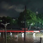 Se desborda el río Lebrón e inunda varias zonas; restringen paso en Autopista Duarte