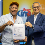 LEIDSA entrega certificado a jubilado que se ganó 25 millones con el Súper Kino TV