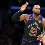 LeBron James conduce Lakers sobre Suns y aseguran ventaja de la casa en la 1era. ronda