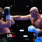 Fury derrota por decisión unánime a Makhmudov y reta a Joshua