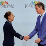 Con apretón de manos, España y México dejan atrás disputa diplomática sobre su pasado colonial