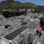 Instalan granjas de paneles solares para abastecer electricidad a comunidades pobres en Colombia