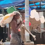 Un hombre lleva el cadáver de su hermana a un banco en la India para retirar su dinero