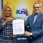 LEIDSA entrega certificado a ama de casa ganadora de 25 millones con el Súper Kino TV