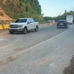 Restablecen tránsito en carretera Juan Pablo II tras deslizamiento de roca