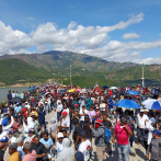 Multitud protesta contra proyecto minero en San Juan