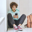 Informe PISA: Distracciones por celulares y otros dispositivos en las aulas reducen el aprendizaje