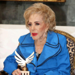 Silvia Pinal permanecerá hospitalizada 