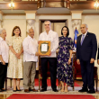 El galardón por Día del Adulto Mayor es recibido por Rafael Solano y Hospicio San Vicente de Paul