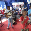 Estudiantes haitianos tocan baterías y guitarras para huir del hambre y la violencia de pandillas