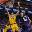 Lakers pinchan en Sacramento a pesar de los 42 puntos de Luka Doncic