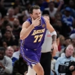 LeBron y Doncic se combinan para 70 puntos, Lakers arrasan a los Rockets en la NBA