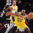 LeBron realiza un doble-doble y los diezmados Lakers sorprenden a los Rockets