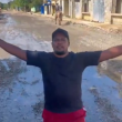 Regidor del PRM se arrodilla y pide a Abinader que vaya a Pimentel a ver realidad de las calles