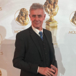 Muere actor de ‘Emily in Paris’, Pierre Deny, tras diagnóstico de esclerosis lateral amiotrófica